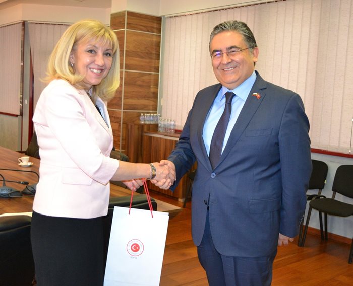 Министърът на регионалното развитие и благоустройството Петя Аврамова се срещна с посланика на Турция у нас Хасан Улусой. Снимки пресцентър на МРРБ