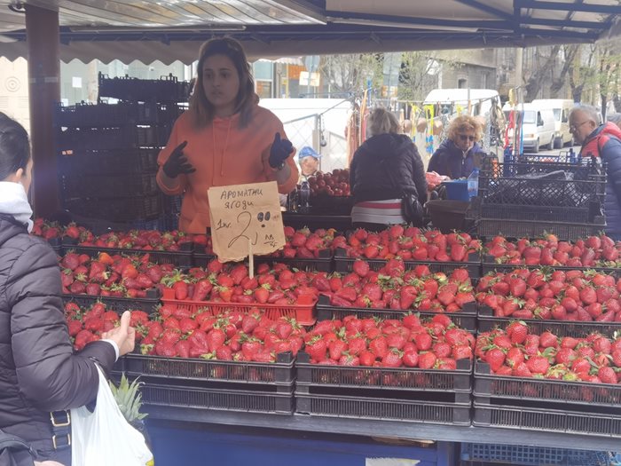 Гръцките ягоди, които са залели страната, на Женския пазар вървят и по 2 лева килото. 
СНИМКА: ЙОРДАН СИМЕОНОВ