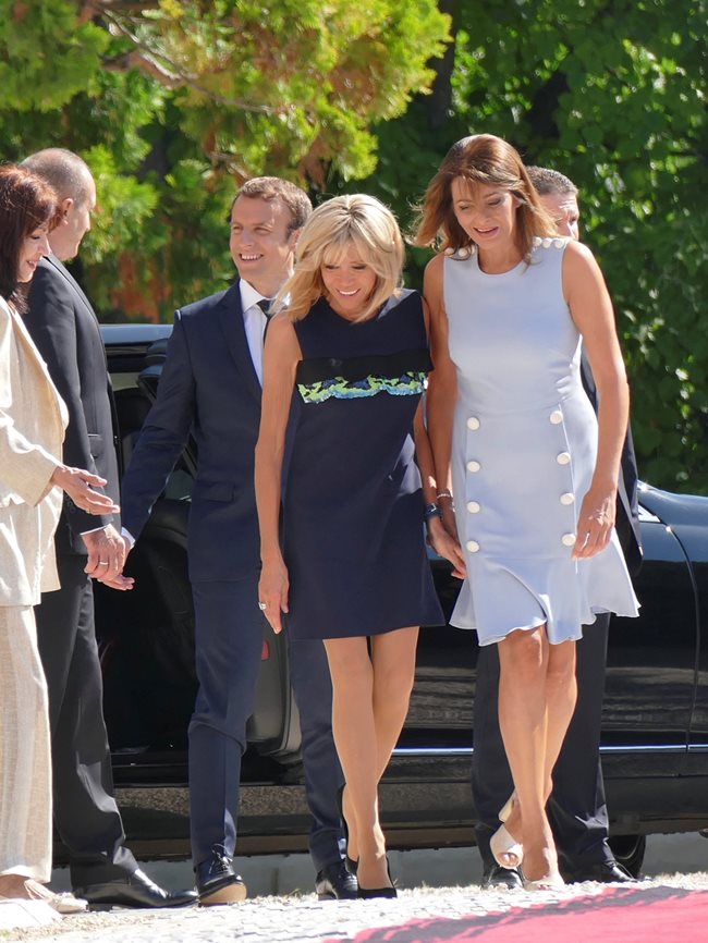 Десислава Радева със съпругата на френския президент Брижит Макрон в “Евксиноград” през лятото на 2017 г.