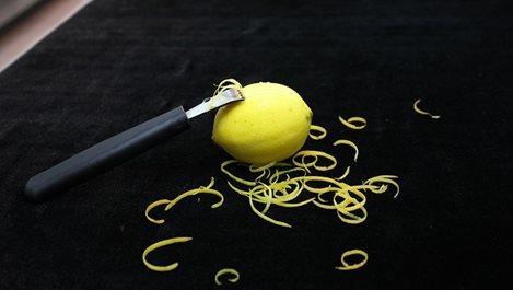 Необичайни употреби на лимонените кори в домакинството