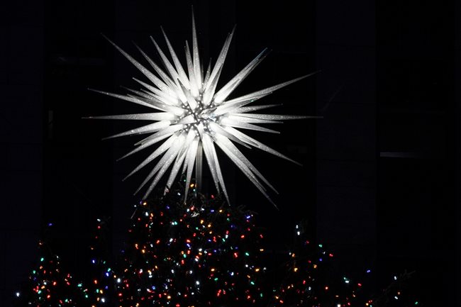 Звезда със камъни Сваровски краси коледното дърво пред "Рокфелер център" в Манхатън