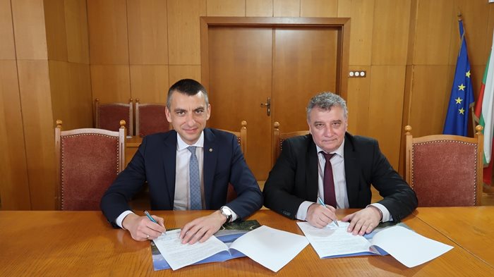 Изпълнителният директор на НЕК инж. Мартин Георгиев и проф. д-р Димитър Димитров, ректор на Университета за национално и световно стопанство (УНСС), подписаха меморандум за сътрудничество.
