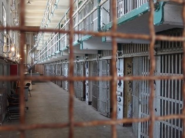 Бившият затворник заведе дело за защита на гражданските си права и очаква да осъди затвора за сумата от 5 милиона щатски долара.