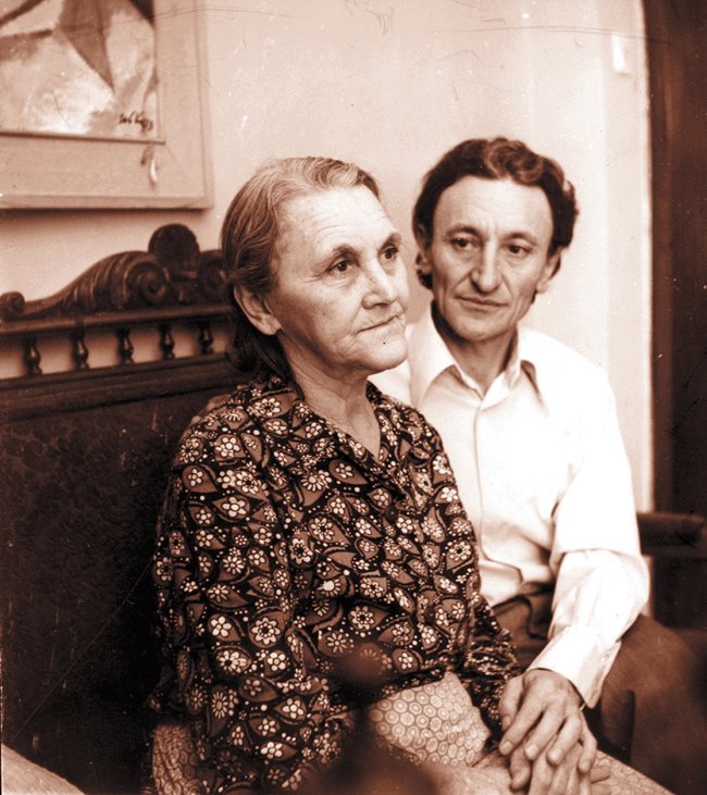 Йордан Радичков с майка си Младена