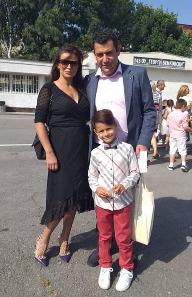 Евгени Будинов със съпругата си и сина им