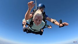 104-годишна жена остави проходилката си и скочи с парашут (Видео)