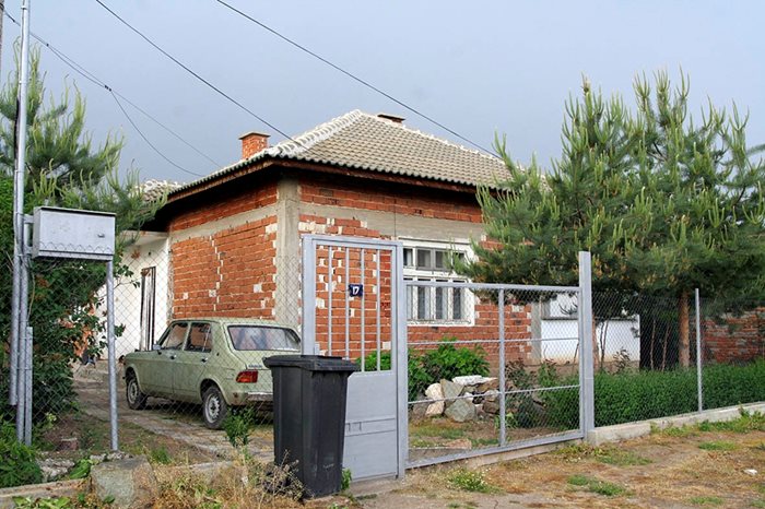В тази неизмазана къща в Съединение живеят Тодор Крантов и съпругата му Елена