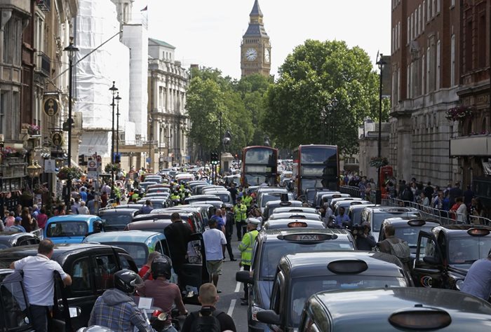 Дори в централен Лондон таксиметровите водачи стачкуват срещу допускането на платформата Uber, която според тях им прави нелоялна конкуренция