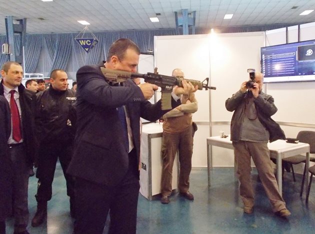 Заместник-министърът на земеделието Атанас Добрев показа точен мерник в динамична стрелба, след като откри изложбата „Природа, Лов, Риболов 2018“ в Международен панаир Пловдив.