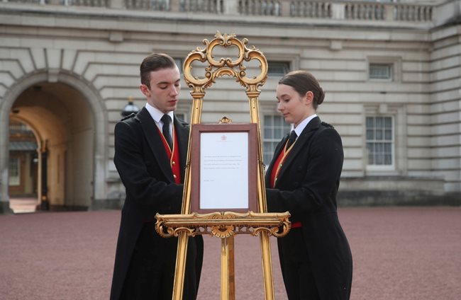 Служители на Бъкингам изнасят пред двореца официалното съобщение за раждането на бебето.