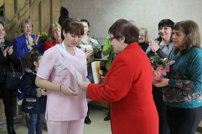 Любка Кръстева бе наградена като Акушерка на 2017 г. в Търново