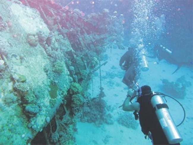 Корабите са открити на дълбочина 150 метра, където няма кислород, поради което са и напълно съхранени.