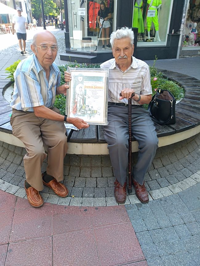 Секретарят на пловдивското пчеларско дружество Панчо Панчев връчва грамота на столетника Александър Николов (вдясно) за 105-ия му рожден ден