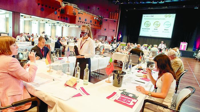 В конкурса MUNDUS VINI участват вина от стотици производители от цял свят.