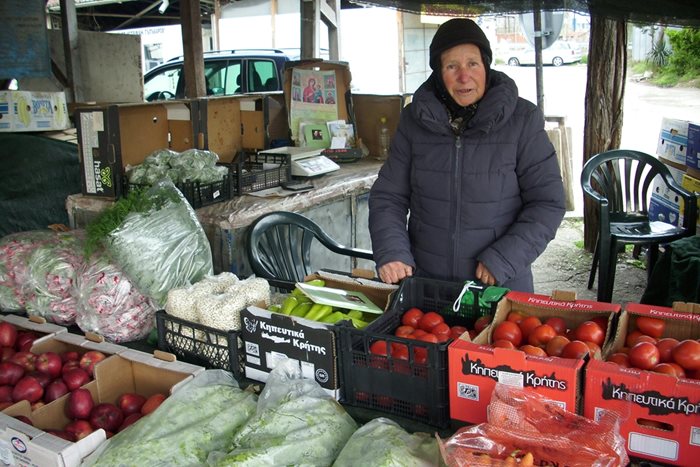 Тъй като купувачите на борсата
в Кърналово, Петричко, са
малко, продавачката Зоя има
време да пише стихове и дори
да издаде 3 стихосбирки. 

СНИМКА: ТОНИ МАСКРЪЧКА