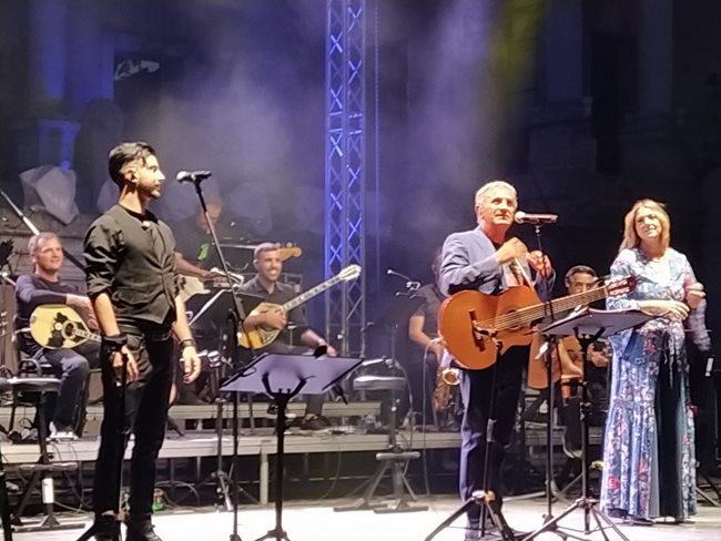 Даларас излезе на сцената с Аспасия Стратигу и младият изпълнител Александрос, който изпя няколко критски песни.