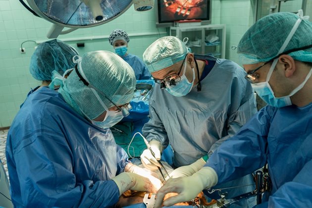 През ноември проф. Никола Владов, шеф на Клиниката по чернодробно-панкреатична хирургия на ВМА и специалисти от Европа обмениха опит в най-новите безкръвни методи при лечение на рак на панкреаса.
