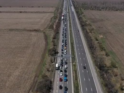 Празничният трафик задръства границите на Балканите въпреки COVID мерките