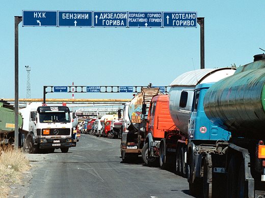 На заканата “Лукойл” да спре депутати отвръщат със забрана на износа (Обзор)