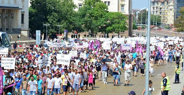 През 2015 г. работодатели и синдикати излязоха на протест заради поскъпването на електроенергията.