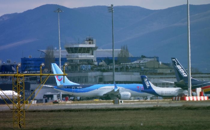 Синият “Боинг-737-8 Макс” на “Туи флай” в сряда следобед  още бе на паркинг на летище София.