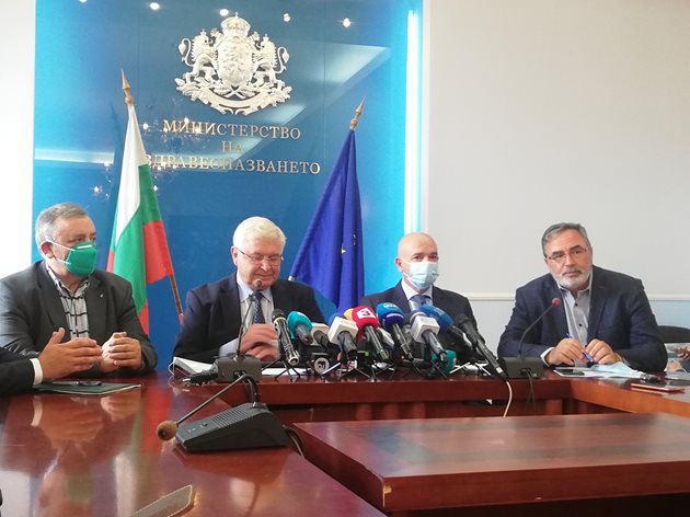 Здравният министър Кирил Ананиев обяви удължаването на извънредната обстановка на брифинг с щаба. СНИМКА: АВТОРЪ