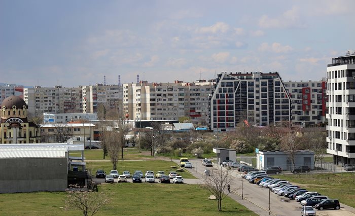 Модата на мащабните жилищни комплекси с множество апартаменти продължава и през 2025 г., но с повече зони за отдих и удобства на обитателите им.

СНИМКА: РУМЯНА ТОНЕВА