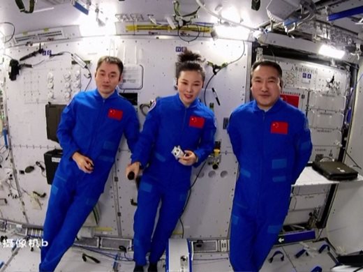 Двама тайконавти работиха 6 часа в открит космос