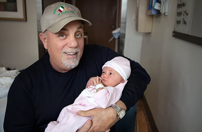 Американският певец и композитор Били Джоуел гордо позира с новородената си дъщеря. Снимка billyjoel.com