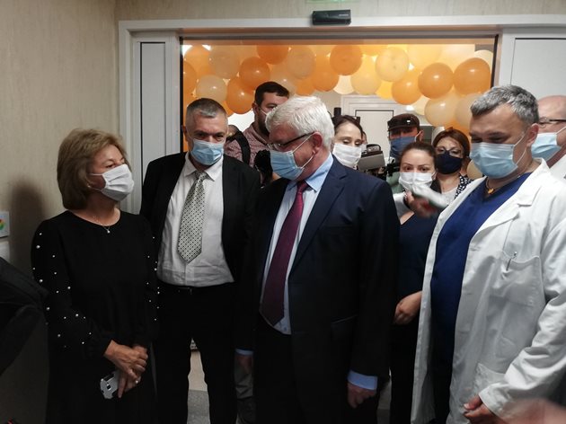 Здравният министър Кирил Ананиев се запозна с възможностите на новия апарат и коментира развитието на короназаразата у нас. СНИМКА: ЙОАНА РУСЕВА