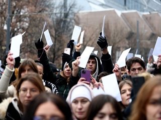 Сръбските студенти продължават да протестират заради трагедията в Нови Сад, искат по-късна сесия