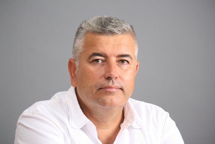 Стефан Сабрутев бе кандидат за кмет на Смолян от БСП, а сега е общински съветник. Той ще получи субсидиране както за собствената си фирма “Чечосан”, така и за “Еко форест груп” на сина му Атанас.