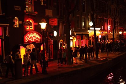 Амстердам слага край на червените фенери, мести проститутките в хотел