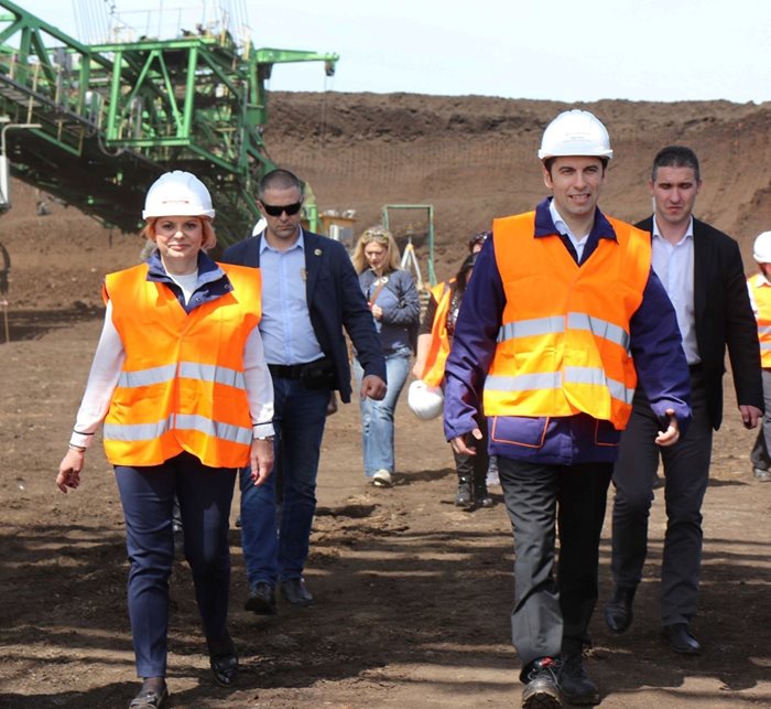 Кирил Петков и изпълнителният директор на мини “Марица-изток” Илза Чинкова отидоха в рудник “Трояново 1”, където премиерът говори с миньори. 