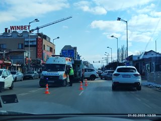 Кола блъсна линейка на бул. "Ломско шосе" в София, лекар е ранен