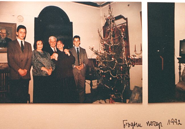 Снимка от семейния албум - актрисата е със синовете си Петър и Дими и със съпруга си Иван Стоянович на Бъдни вечер.