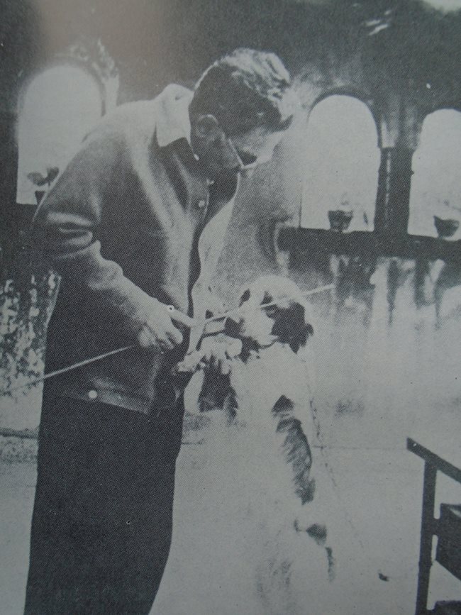Емилиян Станев с едно от любимите му ловни кучета. Известно е, че е участвал в  “ловната дружинка” на Тодор Живков.