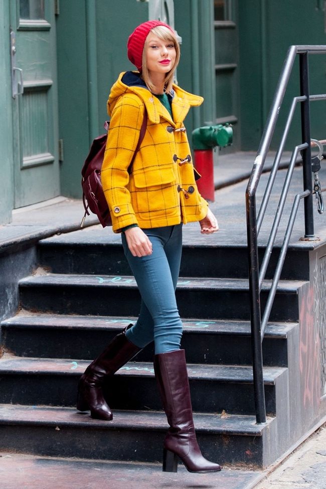 Тейлър Сюифт с жълто палто дюфел.