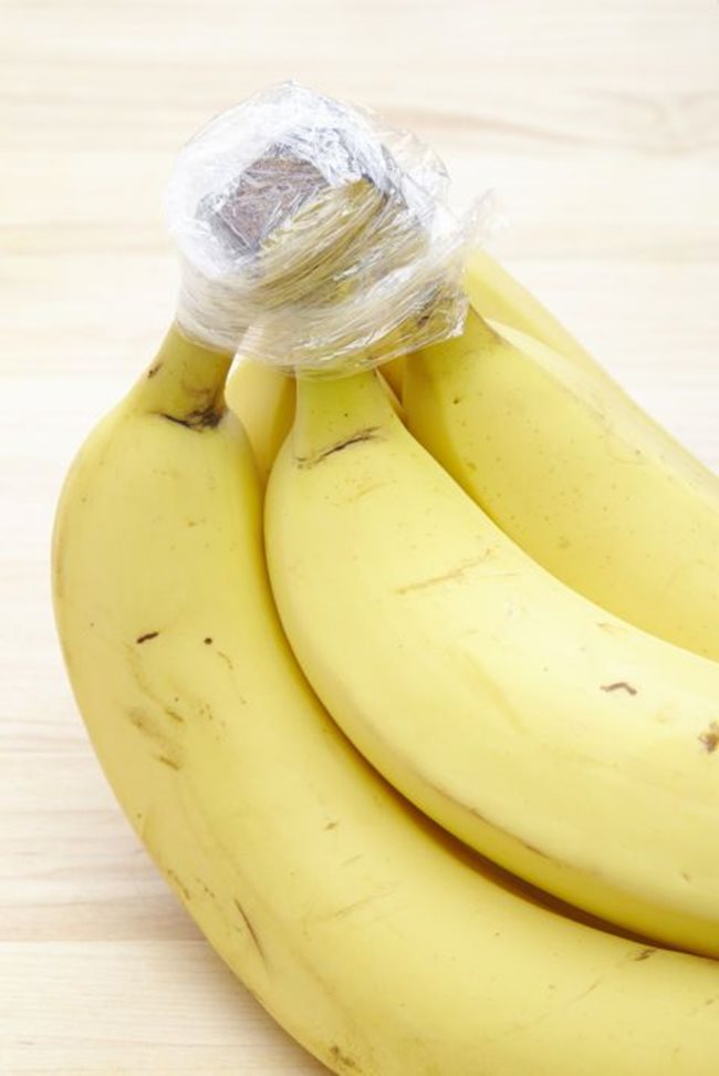 Бананите ще се задържат за по-дълго време свежи и няма да потъмнеят, ако ги увием в домакинско фолио.
