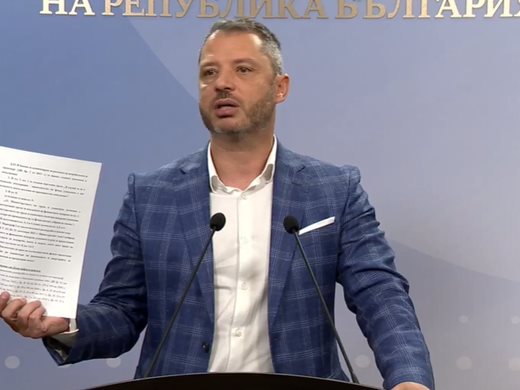 Делян Добрев: На хранилката на "Лукойл" има членове на кабинета и министри