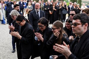 Семейството на италианския дизайнер Роберто Кавали го изпраща по време на погребалната му церемония във Флоренция.

СНИМКИ: РОЙТЕРС