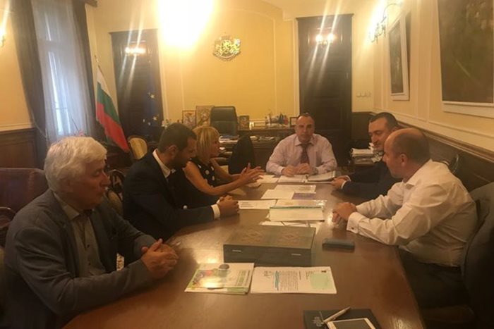 Министър Порожанов обсъди с председателя на НЛРС-СЛРБ Васил Василев, членове на съюза и омбудсман Мая Манолова мерки за предотвратяване на чумата по свинете.