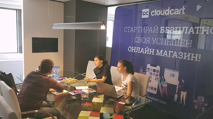 “КлаудКарт” ООД не само предлага платформа за стартиране на онлайн магазин, но и често обучава клиентите си как да ползват пълната функционалност на системата.