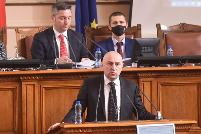 Шефът на бюджетната комисия Любомир Каримански по време на дебатите по законопроекта. 