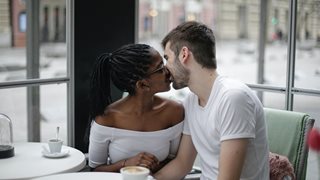 Как да разберем дали правим толкова много секс, колкото други двойки на нашата възраст