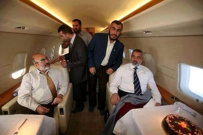 Шефовете на радикалното движение пътуват с частни самолети.