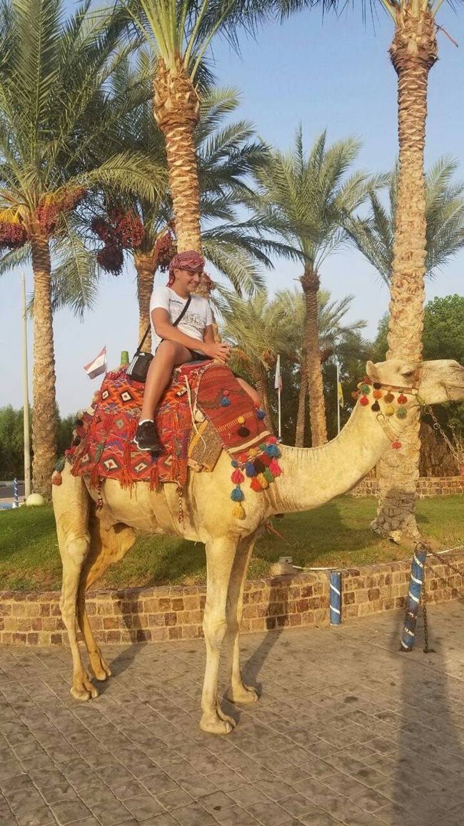 14-годишното момче се качи на камила.