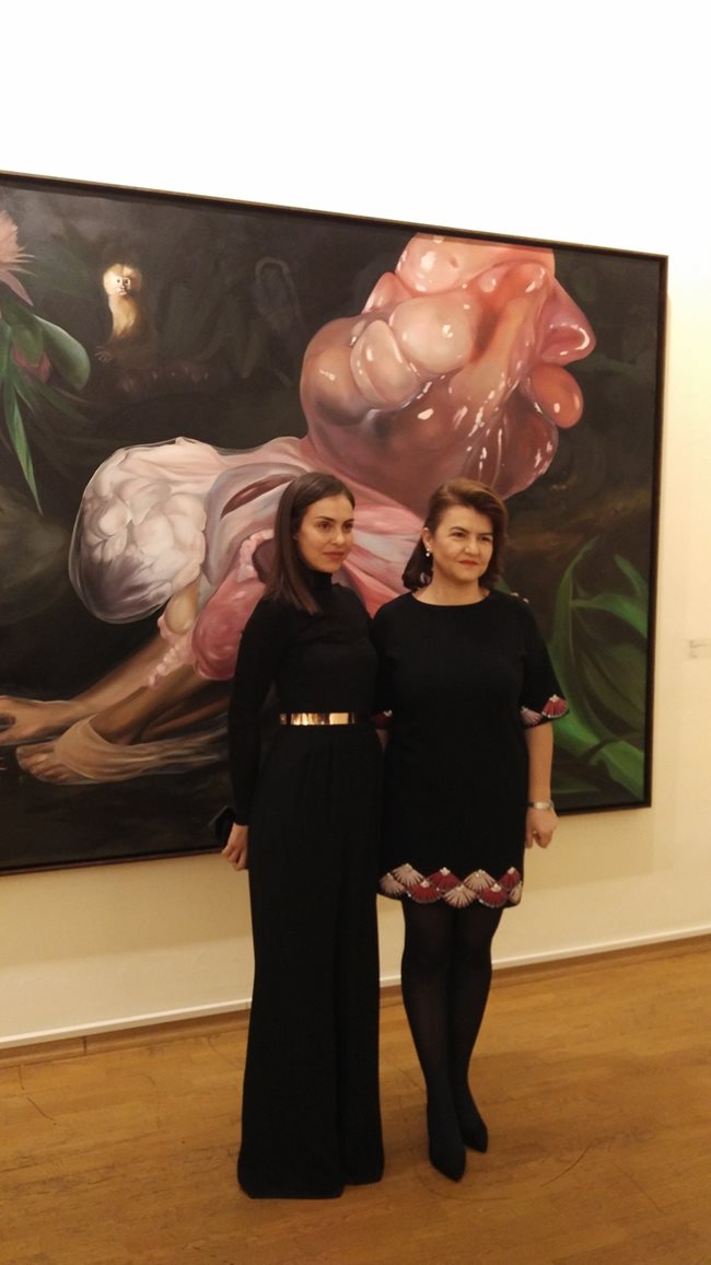 Ода Жон с кураторката на изложбата си в София Надежда Джакова