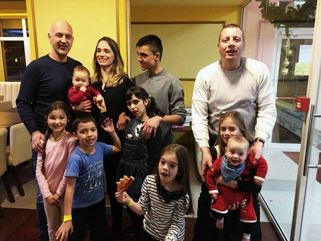 Ирена Милянкова се омъжи за любимия си Никола след две общи дъщери и общо 8 деца в семейството.