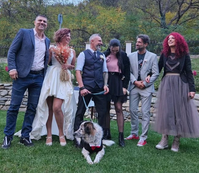 Младоженците позират с кумовете, с Тервел Пулев и жена му, и с кучето си.